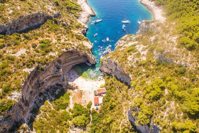 5 islands Private Boat Tour:Blue Cave,Hvar&Pakleni islands - Komiža on Vis: fishing village calm in 30 minutes