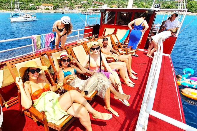 All-Inclusive Blue Lagoon & 3 Island Boat Tour with Food & Drinks - Crew Style: Safety, Service, and Keeping the Day Moving