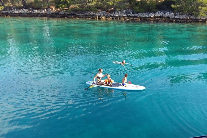 All Inclusive Brac and Solta islands swimming cruise - The boat experience: comfort, space, and useful onboard extras