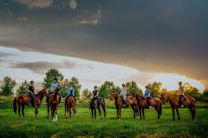 All-inclusive Horse riding & Jeep exploring - Lunch, drink, and water: how the meal fits the day