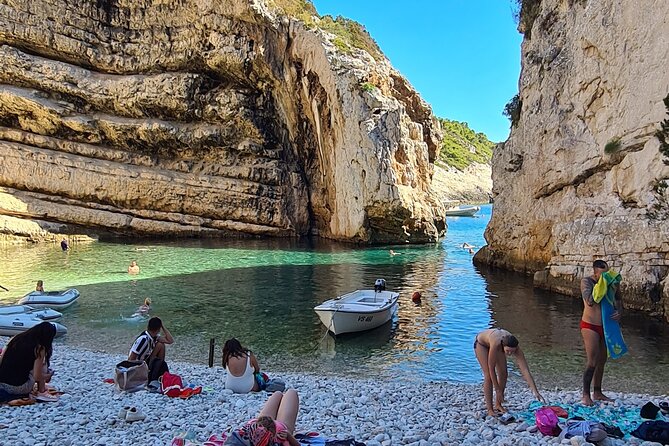 Blue cave and Hvar - 5 Islands speedboat tour from Split - Stiniva Cove: short stop, big drama