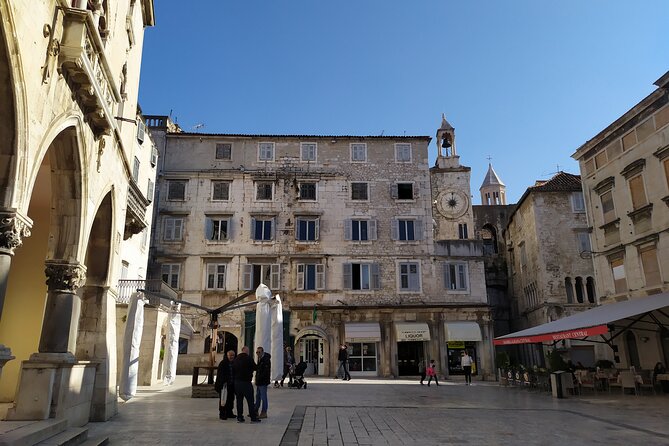 Experience Split With Local Professional Historian - Private - Peristyle and the palace’s social map