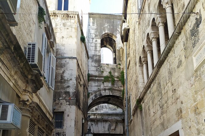 Experience Split With Local Professional Historian - Private - Pjaca Square ending: your route lands you in the right place