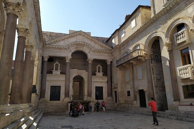 Experience Split With Local Professional Historian - Small Group - Vestibulum to Riva Harbor: from private rooms to the promenade