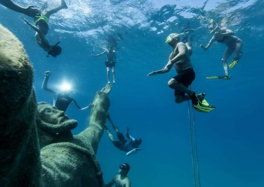 From Split: Blue Lagoon & Underwater Museum (Lunch & drinks) - Lunch onboard, with wine and unlimited water: the value move