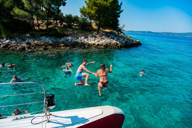 Full-Day Catamaran Cruise to Hvar & Pakleni Islands with Food and free Drinks - Food and the bar: what “included” means on this cruise