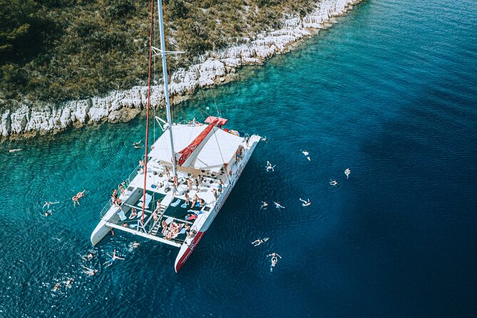 Full-Day Catamaran Cruise to Hvar & Pakleni Islands with Food and free Drinks - The deck party on the return: fun for many, not for everyone