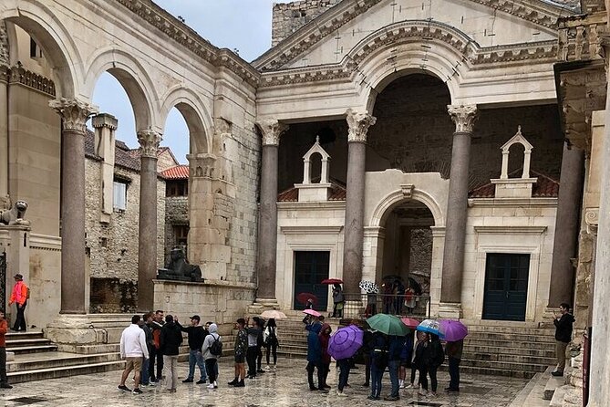 History Split Walking Tour in French -Small group - Stop 2: Vestibulum, where history and local culture mix