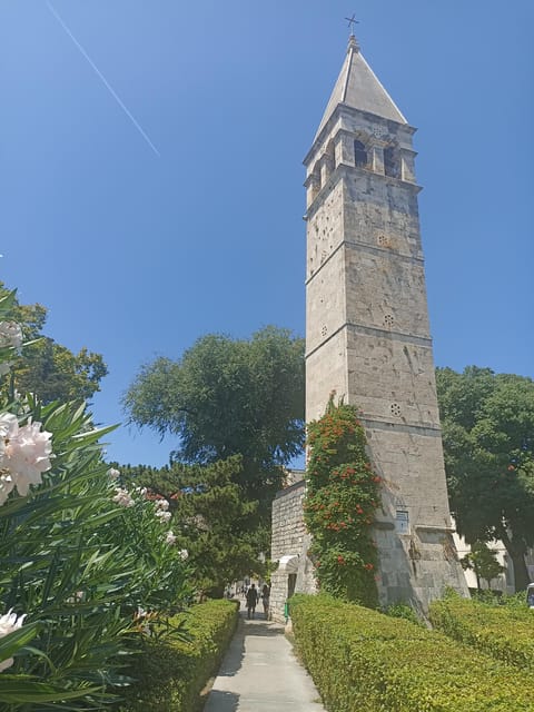 Relaxing walking tour Split - Vestibul and People’s Square: small stops, useful stories