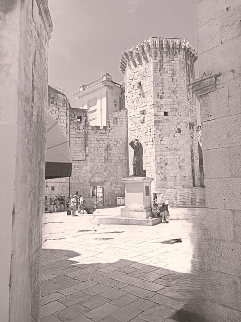 Relaxing walking tour Split - Peristil: where the tour turns from looking to understanding