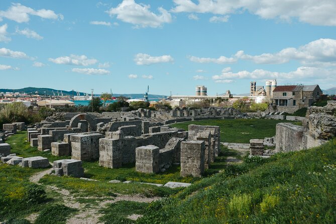 Salona & Amphitheater - Private guided tour - Admission incl. - The oldest core: forum remains, a temple, and an ancient theater