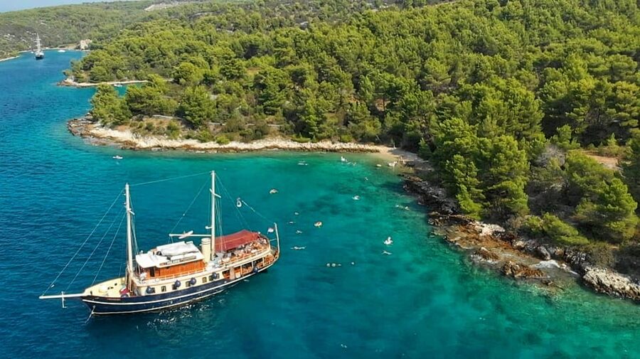 Split: All inclusive Brač & Šolta Island Swimming Cruise - Why this Split boat day is such an easy win