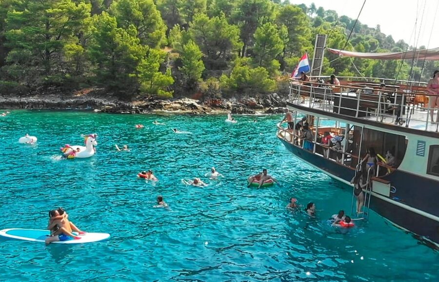 Split: All inclusive Brač & Šolta Island Swimming Cruise - The brief traditional-village moment for drinks and a breather