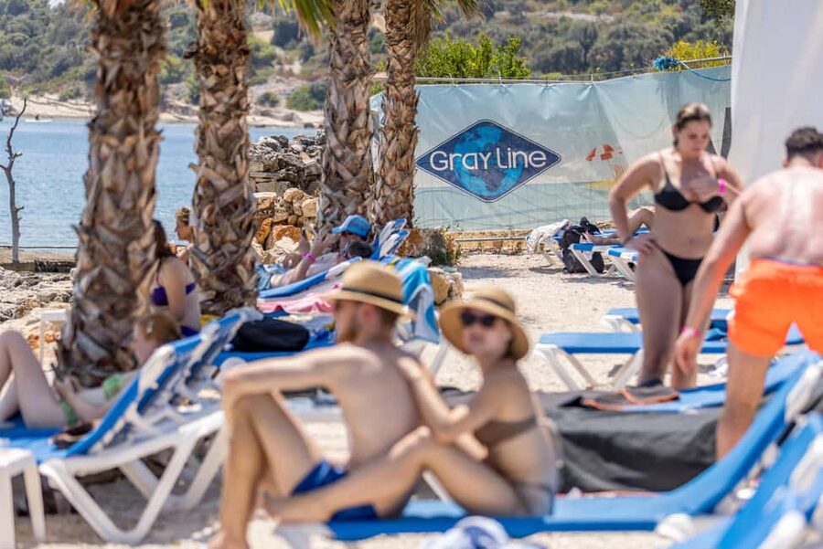 Split: Blue Lagoon & 3 Islands hopping with Lunch & Drinks - The big water show at Krknjaši Blue Lagoon (and why timing matters)