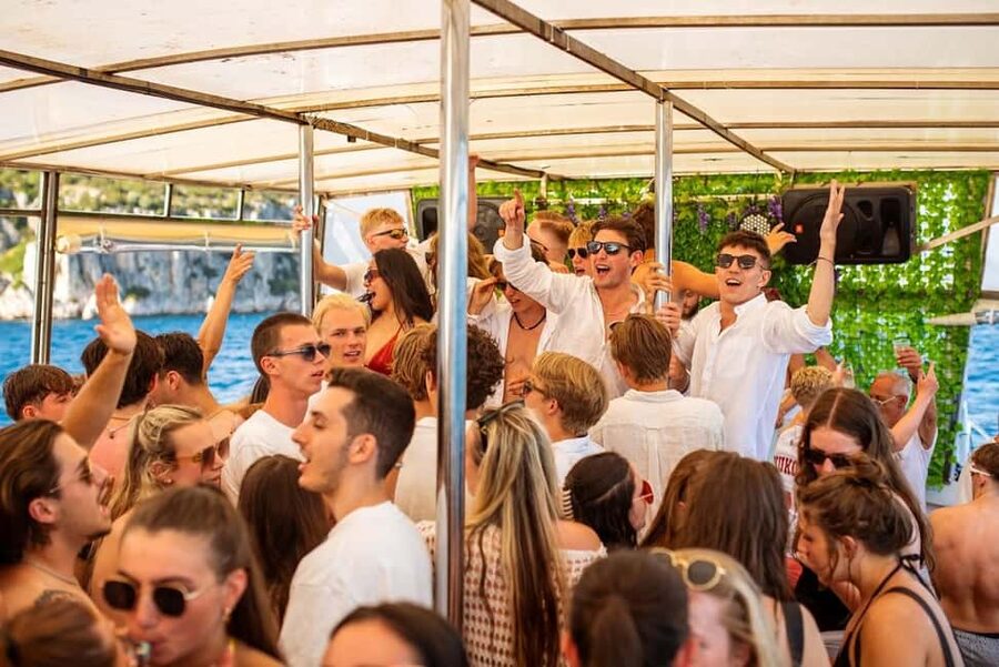 Split: Captain’s Boat Party – Blue Lagoon, DJ & Free Shots - Key things that make this boat party worth your time