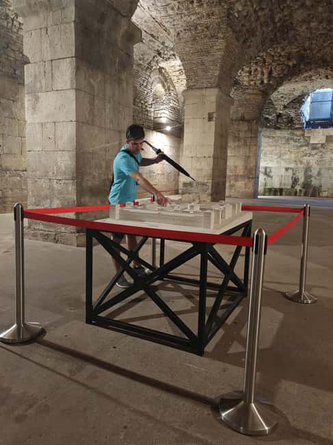 Split: City Walking Tour w/ Game of Thrones Locations - Watching GoT scenes on your tablet, right where they filmed