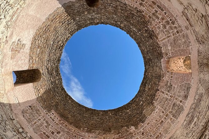 Split Diocletian's Palace & cellars Private Tour - Entrance incl. - Triclinium and Vestibulum: the palace as a place where people lived