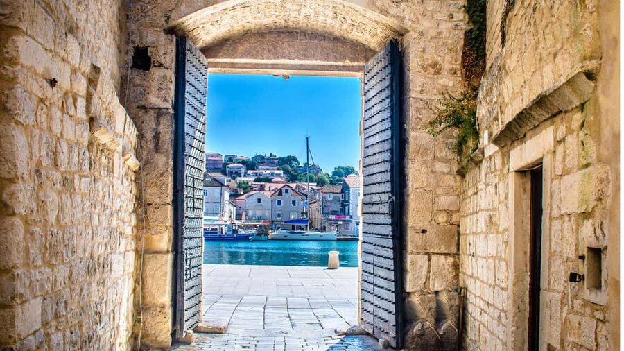 Split: Half-Day Boat Trip with Blue Lagoon, Trogir, & Čiovo - Crowds, Shipwreck Changes, and Route Flexibility