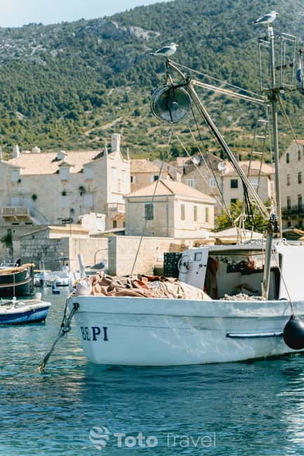 Split/Podstrana: Blue Cave, Hvar & 6 Islands Speedboat Trip - Milna on Brac: a calmer finish to the day