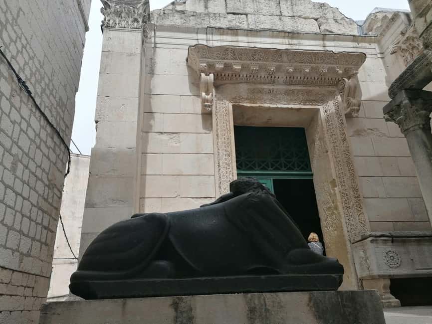 Split; Private Morning Walking Tour in Split - Peristil: the palace courtyard you can actually feel
