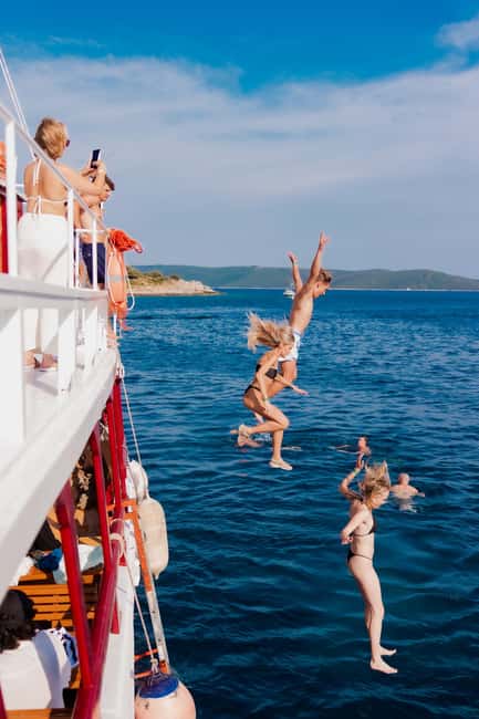 Split: Sunset Boat Party with Live DJs and Blue Lagoon Swim - Docking at Splitska Riva and the free nightclub entry