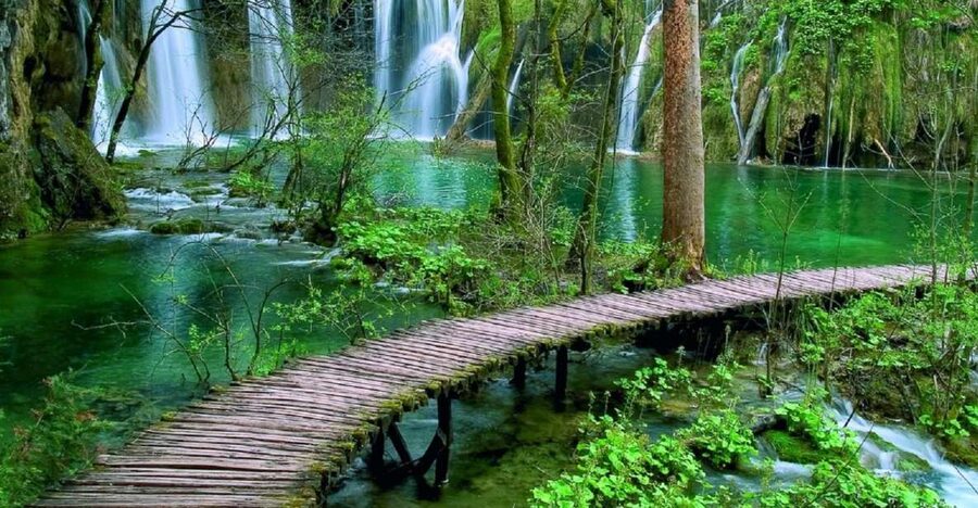 Split/Trogir to Zagreb: Private Transfer with Plitvice Lakes - Electric boat and panoramic train: the smart shortcuts in a big park