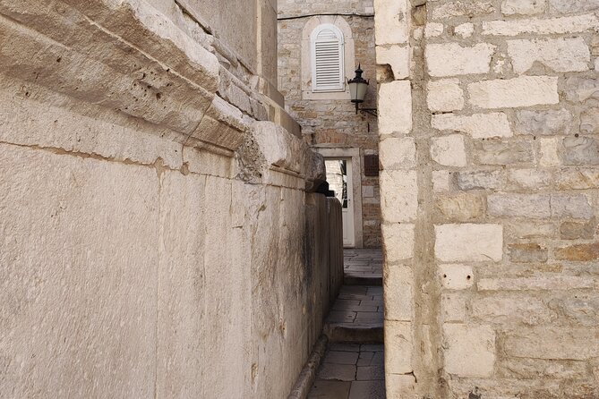 Split Walking Tour with a Licensed Local Guide - Group size, mobility, and who this tour suits best