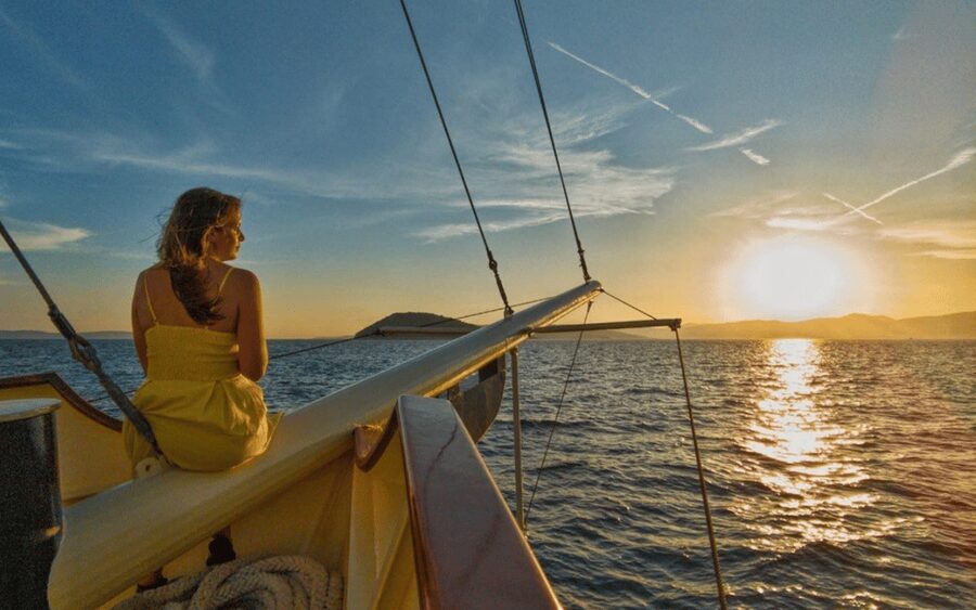 Sunset Boat Cruise Split - On-board vibe: live music and the open bar running all cruise