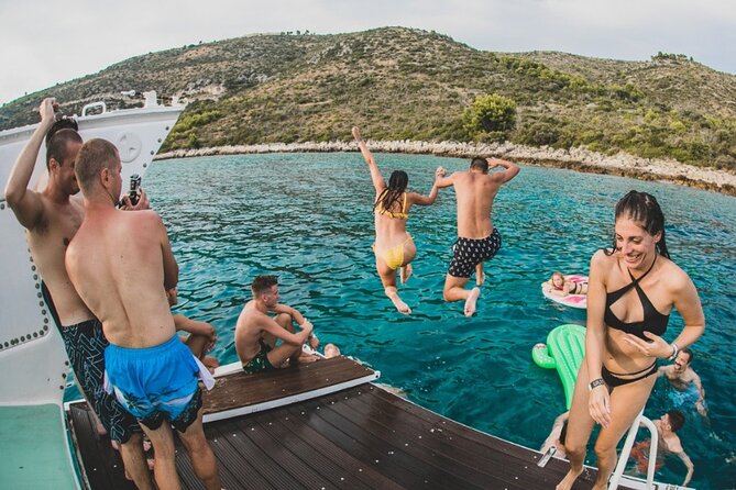 Three Islands Boat Tour from Split with Lunch and Drinks Included - Stop 2: Maslinica on Šolta, Fishing Village Hour