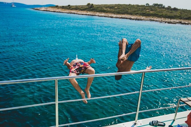 Three Islands Boat Tour from Split with Lunch and Drinks Included - Stop 3: Duga Bay House, Lunch Choices, and Snorkeling Tips
