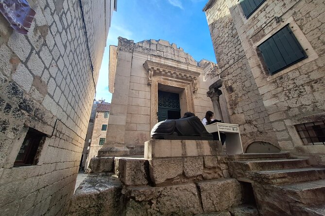 Top-Rated Split Game of Thrones and History City Walk - Dracarys! - Game of Thrones Museum Split: Meereen inside a palace world