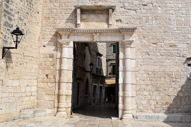 Trogir Tour with Sightseeing Bus from Split - Group Size of Up to 50: What That Means for Your Comfort