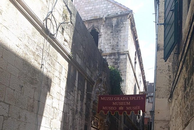 Walk through Split with an archeologist - Stop 2: The Vestibulum to the Emperors Quarters
