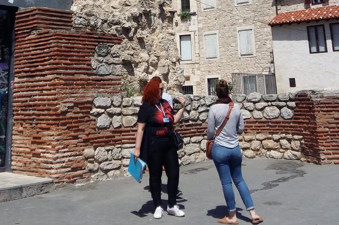 Walk through Split with an archeologist - Stop 4: Narodni Trg, medieval square life after Roman stones